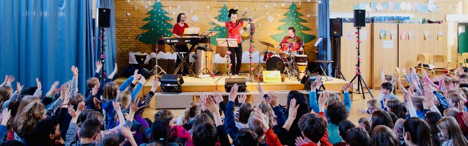 Fadu-kinderrechte-konzert-Kinder-machen-Bewegungen-1